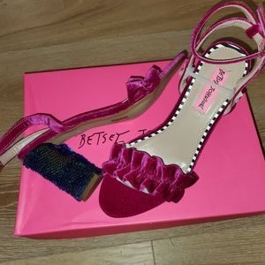 New Betsey Johnson Iliana Magenta Velvet Sequins Strappy Sandals Size 6.5